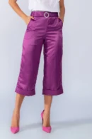 Calça Pantacourt Acetinada com Barra Italiana e Cinto em Strass - Roxa