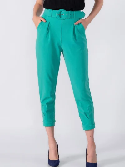 Calça em Crepe com Detalhe de Pregas e Barra Ajustada