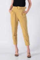 Calça em Crepe com Detalhe de Pregas e Barra Ajustada - Verde Oliva